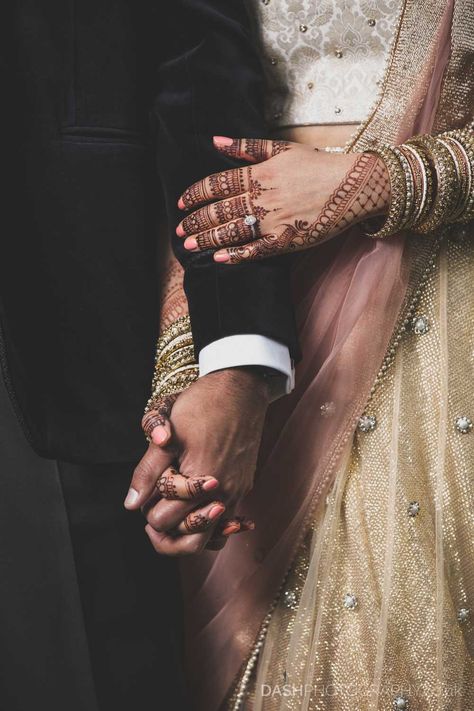 Wedding Anniversary Couple Photoshoot, Indian Engagement Pictures, Indian Wedding Picture Ideas, Nikah Poses For Couple, Mendi Photos, Punjabi Wedding Photoshoot, Simple Wedding Photoshoot, Desi Wedding Photography, Indian Engagement Poses