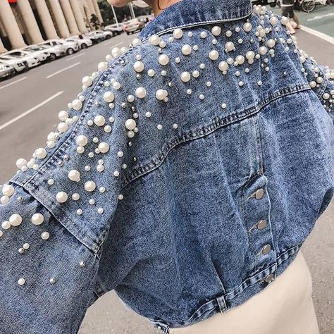 973a5f0ccbc4ee3524ccf035d35b284bdesc47001400ri Denim Jacket With Pearls, Diy Denim Jacket, Denim Jacket Short, Diy Jacket, Spring Coat, Pearl Decor, Denim Diy, Mode Casual, Loose Outfit