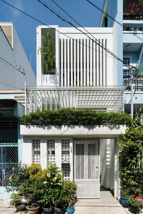 Giabinh.House / AD9 Architects Flat House Design, Flat House, Narrow House Designs, Tropical Architecture, Townhouse Designs, Narrow House, Minimal House Design, Street House, Tropical House