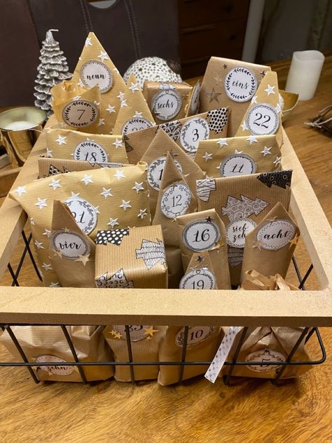 Christmas Advent Calendar Gift Ideas, Reusable Advent Calendar, Christmas Advent Calendar Ideas, Homemade Advent Calendars, Advent Calendar Ideas, Christmas Advent Calendar Diy, Advent Calendar Gifts, Christmas Gift Basket Ideas, Gift For Mom Christmas