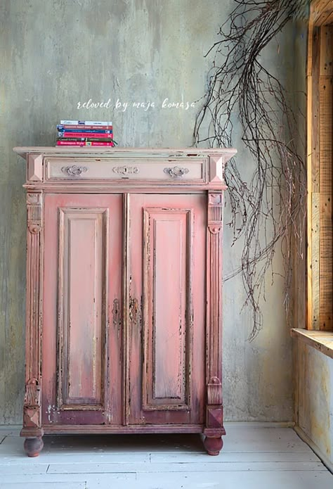 Annie Sloan: The Creme de la Chalk Paint® Creme! - SA Decor & Design Pink Armoire, Pink Furniture, Decoration Shabby, Distressed Furniture, Painting Furniture Diy, Furniture Renovation, Funky Painted Furniture, Funky Furniture, Chalk Paint Furniture