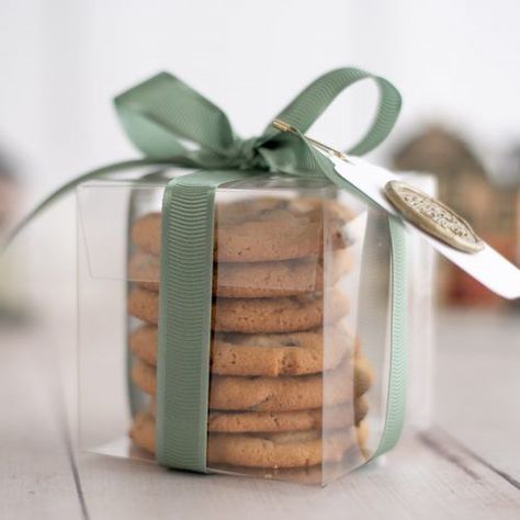 How To Make A Cookie Box For Wedding Favors - The Kingston Home: Are you getting married this year, and need a wedding favor for your guests? Then learn how to make a cookie box that your guests are going to love! Cookie Gift Boxes Diy, Powdered Sugar Cookies, Cookie Gift Boxes, Cookie Gift Box, Diy Crafts For Teens, Dark Chocolate Cookies, Giant Cookie, White Chocolate Cookies, Bakery Packaging