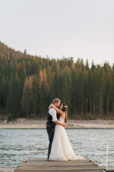 Lake Wedding Pictures, Dock Wedding, Lake Wedding Photos, Yosemite Photography, Super Photo, Lake Engagement Photos, Lake Engagement, Wedding Portrait Poses, Yosemite Wedding