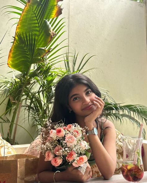 17teen seems sweet 🥨 Can't wait to be legal soon ☕🐾 📸 : @pradsss.here n @akkshit_18 Photos Idea For Birthday, Photos With Flowers Instagram, Birthday Poses In Cafe, Photo Pose Ideas Aesthetic, Birthday In Cafe, Cafe Pic Ideas, Aesthetic Birthday Poses, Ig Photos Ideas Aesthetic, Pose Ideas Birthday