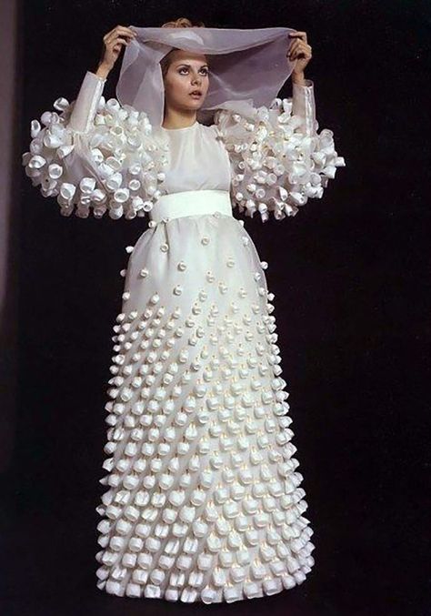 Crazy Wedding Dresses, Runway Avant Garde, Strange Wedding, Weird Wedding Dress, Ugly Dress, Vintage Modern Wedding, Ugly Wedding, Ugly Wedding Dress, White Black Wedding