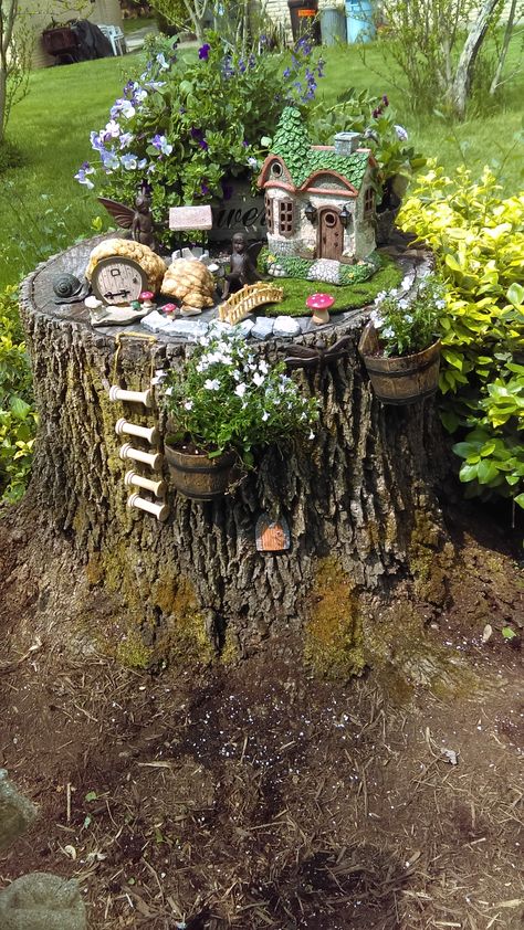 Fairy Garden Ideas Enchanted Forest, Tree Stump Decor, Fairy Garden Pots, Fairy Tree Houses, Fairy Garden Designs, Fairy Garden Crafts, Faeries Gardens, Fairy Garden Houses, Have Inspiration