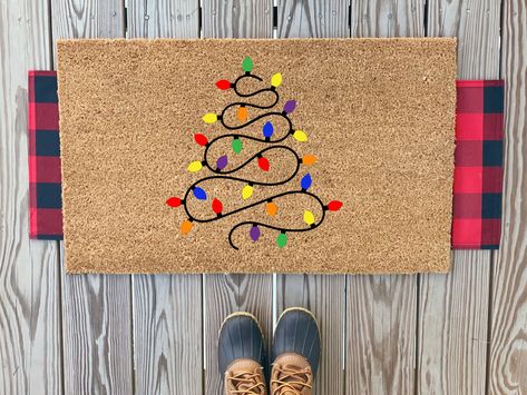 Christmas Floor Mats Diy, Customized Door Mat, Christmas Door Mat Ideas Outdoor, Christmas Doormats Diy, Christmas Door Mat Painting, Doormat Painting Ideas Christmas, Christmas Rug Painting Ideas, Christmas Front Door Mat, Christmas Rugs Diy