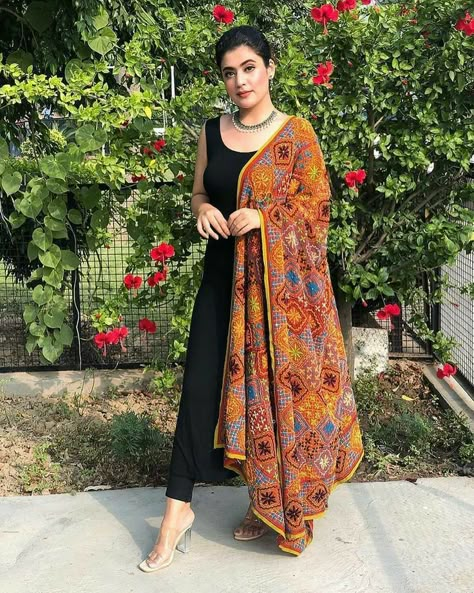 Black Suit With Heavy Dupatta, Suit With Heavy Dupatta, Simple Indian Suits, Indian Gown, Heavy Dupatta, Lehenga Dress, Simple Kurta, Stylish Kurtis Design, Blouse Indian