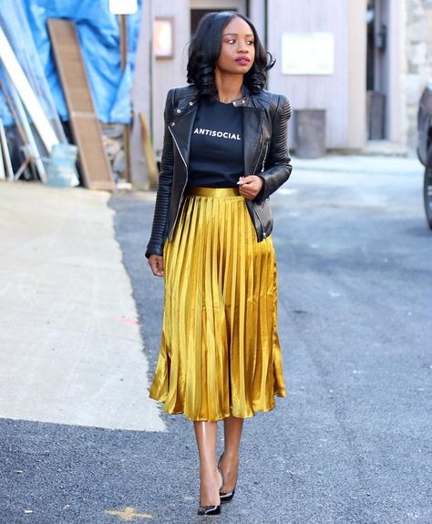 Yellow Skirt Outfits, Silk Skirt Outfit, Yellow Pleated Skirt, Pleated Skirt Outfit, Midi Skirt Outfit, Long Skirt Outfits, Skirt Outfit, Mode Inspo, Modest Outfits