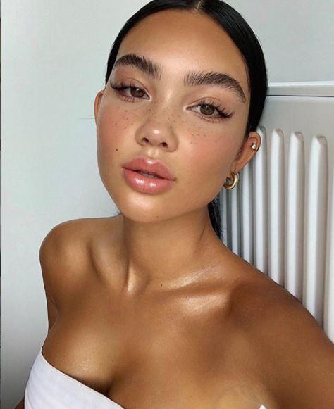 Wellness Girl, Dewy Makeup Look, Summer Makeup Looks, Dewy Makeup, Smink Inspiration, Perfect Eyebrows, Glowy Makeup, Clean Makeup, Natural Makeup Looks