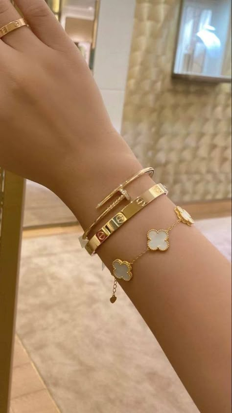 Random Clothing, Expensive Jewelry Luxury, Wrist Jewelry, Luxe Jewelry, Jewelry Accessories Ideas, Jewelry Fashion Trends, Girly Accessories, Classy Jewelry, Jewelry Essentials