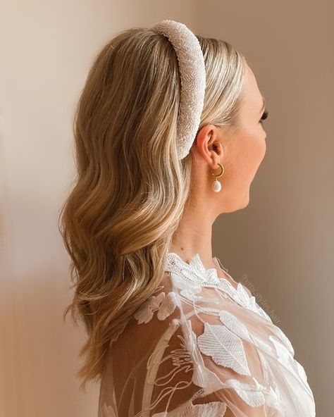 Bridal Hair Headband And Veil, Bride Headband Hairstyles, Wedding Hairband Hair Down, Wedding Hair Hairband, Bridal Hair With Hairband, Bridal Hair Band, Headband Veil Wedding, Wedding Hair With Headband And Veil, Modern Bridal Hair Down