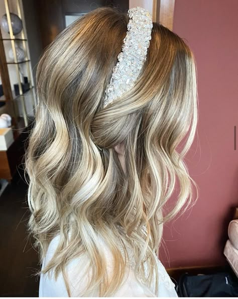 Bridal Style with loose, but polish beach waves and rhinestone headband for extra glam. #ShopStyle #MyShopStyle #LooksChallenge #Beauty #Lifestyle #TrendToWatch #bridal #bridalhair #wedding #bride #bridallook #hairstyle #beachwaves #beautytrends Hairstyles For Christmas, Christmas Party Hair, Headband Curls, Wedding Curls, Elegant Braids, Bridal Hair Down, Christmas Party Hairstyles, Bridal Head Piece, Event Hair