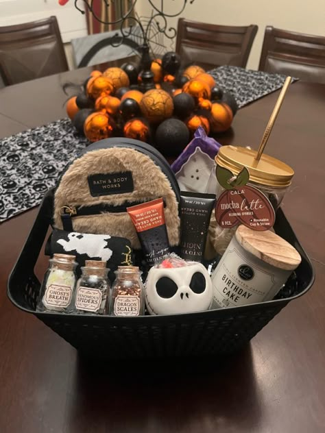 Men Halloween Basket Ideas, Fall Neighbor Gift Basket, Halloween Couple Basket, Sister Spooky Basket, Spooky Basket Ideas For Boyfriend Long Distance, Spooky Basket For Bestie, Halloween Treat Baskets For Adults, Halloween Basket Ideas For Adults, Spooky Gift Basket Ideas