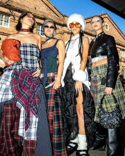 fashion week throwback ♤ friends edition ♡ Layered Fashion Street Style, Mixed Patterns Outfit, Eclectic Outfit Ideas, Uk Fashion Women, Plaid Outfit Ideas, Style Board Fashion, Ideas For Clothing Brand, Fashion Stylist Portfolio, Outfit Band