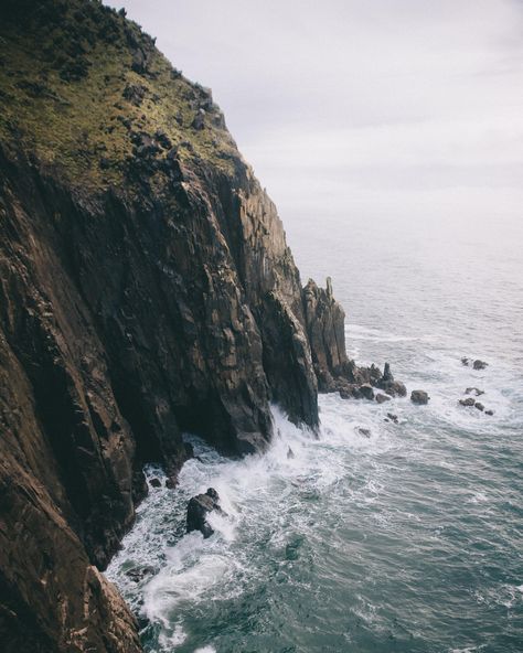 The rocky cliff-sides of the Oregon Coast Rocky Cliff, Ocean Cliff, Ap Studio Art, Deep Sea Creatures, Fantasy Art Landscapes, Landscape Pictures, Oregon Coast, Beautiful Space, Landscape Photographers