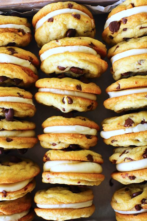 sandwich cookies lined up on their sides in a container for transport Chocolate Chip Sandwich Cookies, Chip Sandwich, Sandwich Cookies Filling, Mini Chocolate Chip Muffins, Dessert Sandwich, Cookie Sandwich Recipes, Ice Cream Cookie Sandwich, Gourmet Cookies, Chocolate Sandwich Cookies