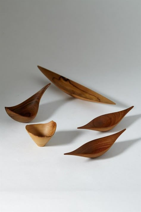 Group of wooden objects by Jonny Mattsson, Sweden. 1950's. — Modernity Wooden Objects, Carved Wooden Bowl, Wooden Words, Wooden Vase, Wood Turning Projects, Wooden Utensils, Wood Spoon, Wood Carving Art, Whittling