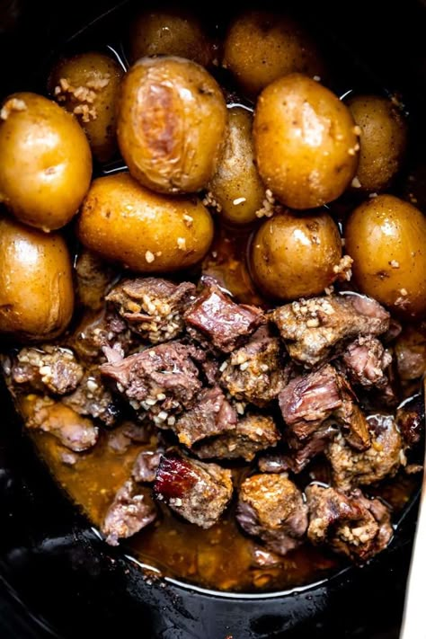 Garlic Butter Beef Bites, Beef Bites, Butter Beef, Slow Cooker Steak, Stew Meat Recipes, Meat And Potatoes, Crockpot Recipes Beef, Crockpot Dinners, Beef And Potatoes