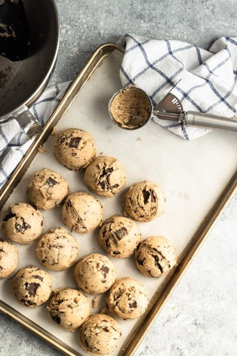 My Favorite Chocolate Chip Cookies. This is my favorite chocolate chip cookies recipe. Chewy centers with just the right amount of crispy edges, and all of it with puddles of dark chocolate throughout. Definitely a perfect version of a classic dessert. Cookie Photography, Cookies Photography, Cookies Photo, Food Photography Dessert, Food Flatlay, Baking Photography, Baking Aesthetic, Food Photography Ideas, Food Photography Props