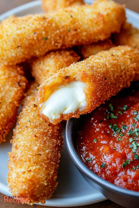 Homemade Mozzarella Sticks are a delicious appetizer or snack that everyone loves. This mozzarella sticks recipe is sure to satisfy. Easy Mozzarella Sticks, Delicious Food Images, Cheesy Foods, Italian Mozzarella, Chocolates Recipe, Homemade Mozzarella Sticks, Mozzarella Stick, Italian Recipes Appetizers, Italian Main Dishes