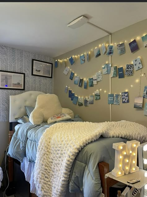 Blue And Yellow Dorm Room Ideas, Blue And Gray Room Ideas, Dorm Room Ideas For Girls College Blue, Blue Boho Dorm Room, Teal Teen Room, Light Blue Teenage Girl Bedroom, Blue And Gray Dorm Room, Blue Dorm Aesthetic, Beach Themed Dorm Room