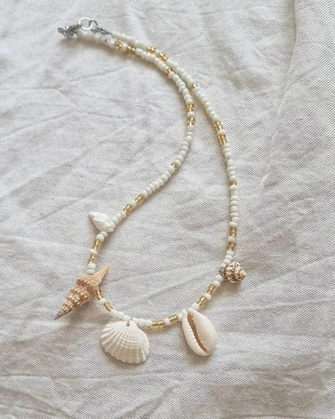 Beach Jewelry Ideas, Shells Jewelry Ideas, Diy Seashell Necklace, Sea Shell Jewelry Diy, Beach Necklace Aesthetic, Shell Necklace Aesthetic, Diy Seashell Jewelry, Handmade Necklaces Beads, Beach Jewelry Aesthetic