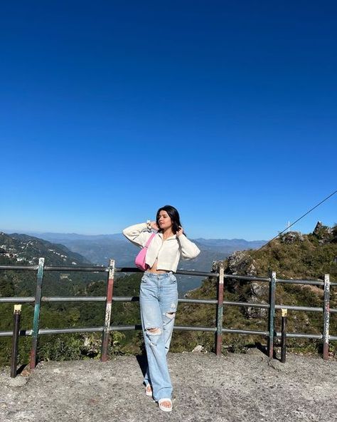 Picture Poses In Mountains, Poses For Dp Instagram, Travelling Photography Ideas, Hill Photography Ideas, Outfit Ideas Monsoon, Travelling Poses Ideas, Outfit Ideas For Hill Station In Summer, Mansoon Outfit Women, Outfits For Ooty Trip Women