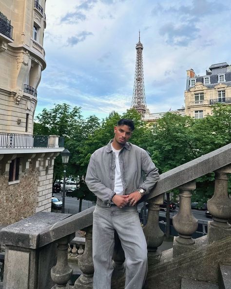 Men’s Instagram Pose, Paris Poses Photo Ideas Men, Fits Pictures, Ideas For Posing For Pictures, Europe Outfit Men, Men’s Paris Outfits Winter, Mens Poses Instagram, Man Travel, Post Idea Instagram