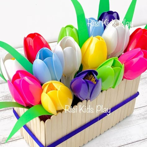 Plastic spoon Tulip flowers | Plastic spoon craft ideas |Plastic spoon flowers Spoon Craft Ideas, Plastic Spoon Flowers, Plastic Spoon Art, Plastic Spoon Crafts, Spoon Craft, Easy Table, Silverware Crafts, Plastic Bottle Flowers, Spoon Crafts