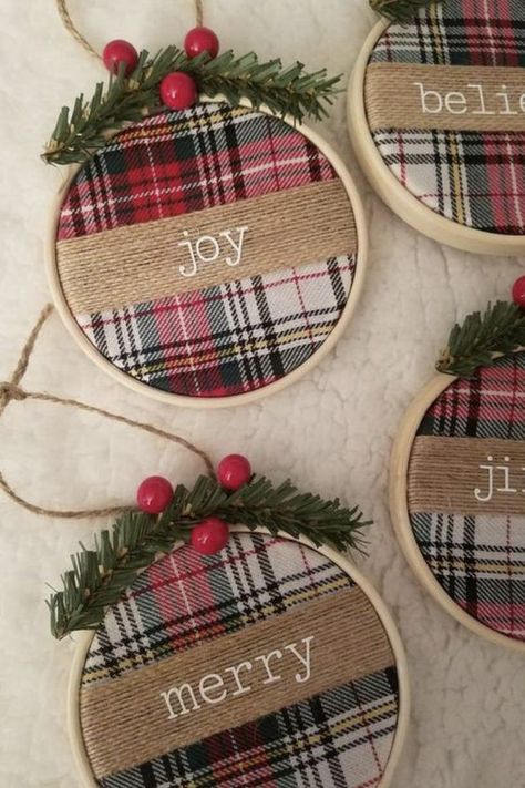 Plaid Ornaments, Tartan Plaid Christmas, Jul Diy, Rustic Christmas Ornaments, Plaid Christmas Tree, Green Tartan, Fabric Ornaments, 자수 디자인, Christmas Ornament Crafts