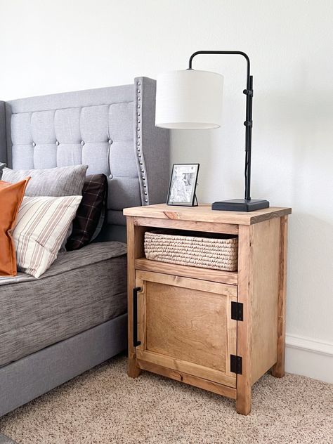 Diy Modern Nightstand Ideas, Simple Night Stand Diy, Diy Night Tables Bedroom, Diy Farmhouse Nightstand Plans, Nightstand With Drawers Diy, Diy Bedroom End Tables, How To Make Night Stands, Industrial Farmhouse Nightstand, Night Stand Plans Diy