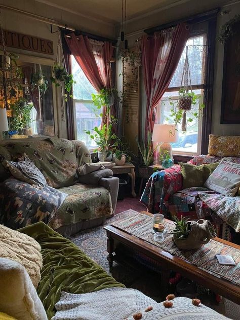 Hippie Apartment Aesthetic, Cluttered Living Room, Hippie Apartment, Home Decor Aesthetic, Deco Studio, Aesthetic Home Decor, Kitchen Home Decor, Apartment Aesthetic, Deco Boheme