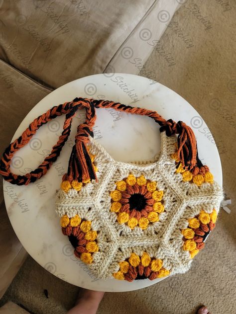 Cute Crochet Granny Square Bag, Crochet Office Bag, Crochet Sunflower Bag Free Pattern, Crochet Flower Bags, Crochet Ideas For Mom, Flower Granny Square Bag, Sunflower Crochet Bag, Daisies Crochet, Crochet Sunflower Bag