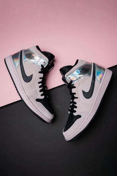 Nike Air Jordan Shoes Women, Shoes Wallpaper, Shoe Basket, Air Jordan 1s, Jordan Shoes Girls, Shoes Sneakers Jordans, All Nike Shoes, Nike Shoes Jordans, Nike Air Shoes