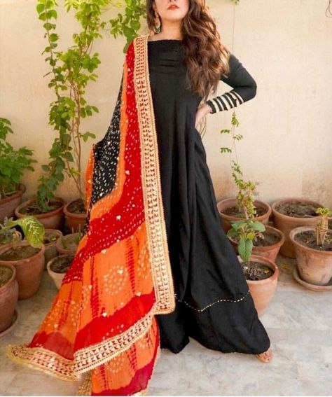 Chunri dupatta design ideas | Colorful chunri dupatta with plain suit, Long dress & chunri dupatta Black Suit Designs, Black Anarkali Suits, Gharara Pants, Plain Suit, Asian Wedding Dress Pakistani, Anarkali Frock, Black Anarkali, Dupatta Design, Black Plain Dress