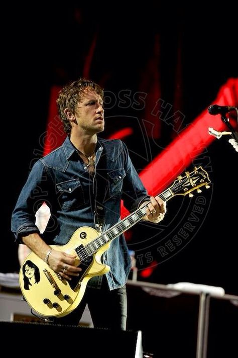 Chris Shiflett by Ross Halfin Foo Fighters Live, Ross Halfin, Chris Shiflett, Pat Smear, Foo Fighters Dave Grohl, Foo Fighters Dave, Foo Fighter, Foo Fighters Nirvana, Taylor Hawkins