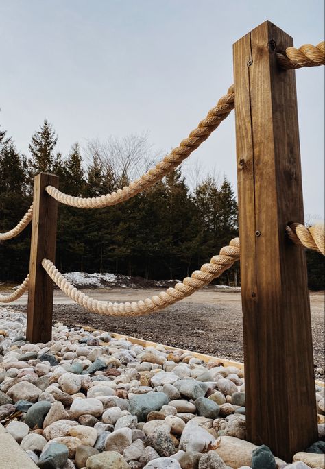 Wood Post And Rope Fence, Wood And Rope Fence, Beach Rope Fence, Rope Design Interior, Fence Rope Ideas, Fence With Rope, Nautical Rope Fence Ideas, Rope Fencing Ideas, Garden Rope Fence Ideas