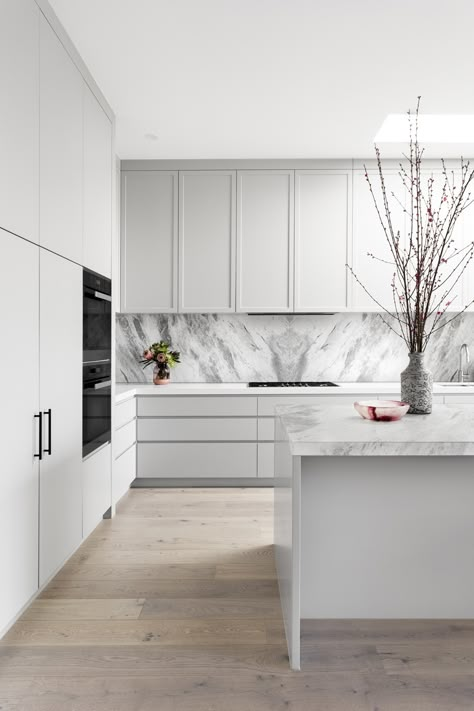 Sleek Cabinets Kitchen, Modern Grey And White Kitchen, Contemporary Grey Kitchen, Contemporary Shaker Kitchen, Light Gray Kitchen, Shaker Cabinets Kitchen, White Contemporary Kitchen, Contemporary White Kitchen, Kitchen Styles