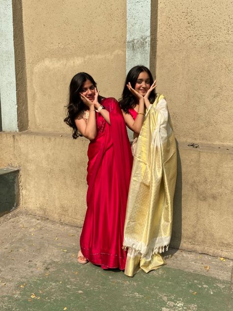 Best Friend Photoshoot In Saree, Saree Friends Photoshoot, Poses For Indian Wear, Traditional Poses With Bestie, Saree Poses With 3 Friends, Diwali Poses With Bestie, Poses For Sisters In Traditional, Saree With Friends, Saree Pose With Bestie