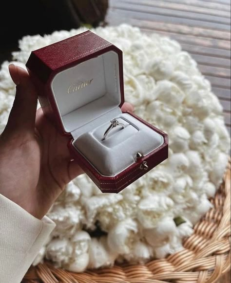 Cartier Engagement Ring, Cartier Wedding Rings, Boquette Flowers, Expensive Jewelry Luxury, White Peonies, Classy Jewelry, Jewelry Luxury, Expensive Jewelry, Wedding Mood