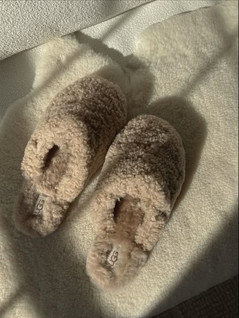 Ugg Slides Slippers, Ugg Puft Slide, Slippers Aesthetic, Cozy Slippers Ugg, Ugg Maxi Curly Slide, Uggs Slides, Fluffy Ugg Slides, Crocs Slippers, Ugg Slides