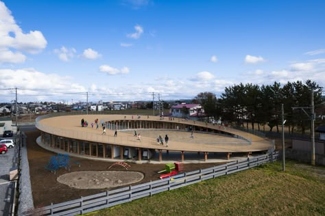 Kindergarten Exterior Design, Kindergarten Exterior, Roof Playground, Tezuka Architects, Circular Buildings, Concept Models Architecture, Kindergarten Design, Architecture Concept Diagram, Wooden Buildings