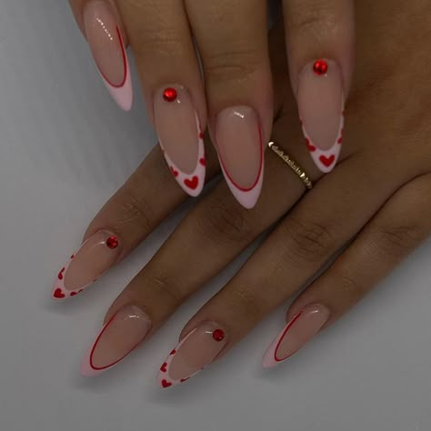 Gabriela Rios on Instagram: "Sweet like sugaaa💕 #nails #nailinspo #nailideas #heartnails #valentinesnails #valentinenails #valentinesdaynails #almondnails" Red Nails Oval, Cute Oval Nails, Oval Nails Designs, Vday Nails, Unghie Nail Art, Colourful Nails, Girly Acrylic, February Nails, Smink Inspiration