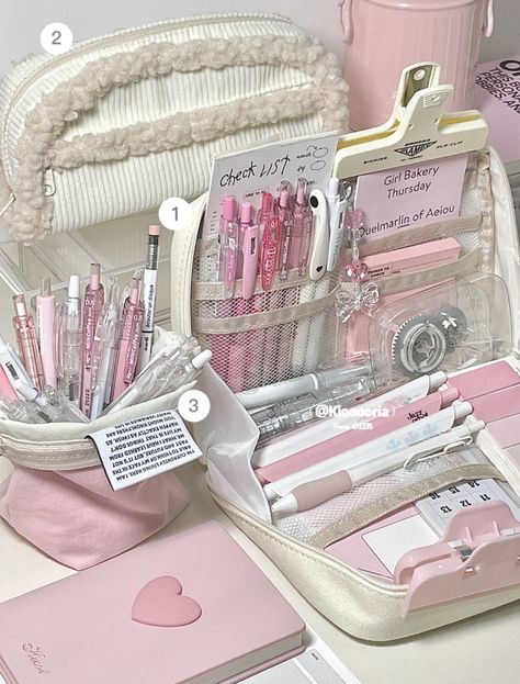 pic creds: @kiooooria / ID: 948244439 <3 Study Materials Aesthetic, Coquette Stationary, Coquette School Supplies, Binder School, Stationary Aesthetic, Coquette School, Early College, Studying Stationary, Study Accessories