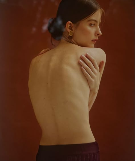 Holding Shoulder Pose, Woman's Back Photography, Anatomy Art Reference, Looking Over Shoulder, Woman's Back, Body Template, Life Drawing Reference, Body References, Painting References