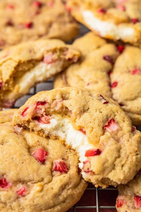 Strawberry Cream Cheese Cookies, Strawberry Cheesecake Cookies, Cheesecake Cookies Recipes, Strawberry Season, Strawberry Cookies, Cream Cheese Cookies, Cheesecake Filling, Cheese Cookies, Strawberry Cream Cheese