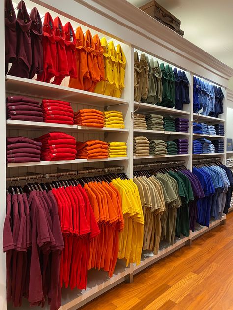 Visual Merchandising Ideas Clothing Store Displays, Visual Merchandising Fashion, Golf Pro Shop, Ralph Lauren Store, Clothing Store Displays, Clothing Store Design, Visual Merchandising Displays, Wearing Color, Merchandising Displays