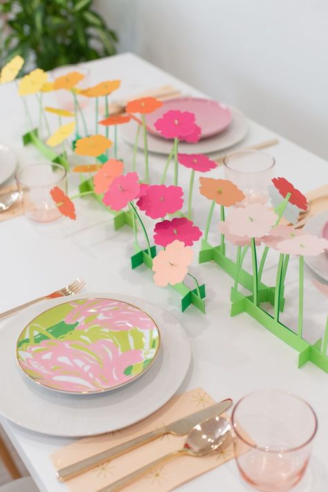 Cricut Centerpieces, Easter Paper Decorations, Paper Flower Centerpiece, Spring Table Centerpieces, Cheap Centerpieces, Cricut Flowers, Paper Centerpieces, Easter Centerpieces Diy, Flower Table Decorations