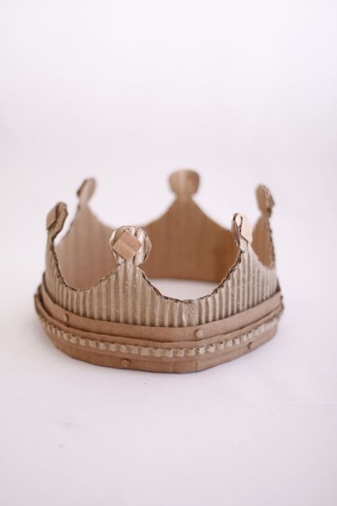 Cardboard Crown, Cardboard Creations, Cardboard Toys, Diy Crown, Folding Origami, Cardboard Sculpture, Paper Crowns, Paper Hat, Street Kids